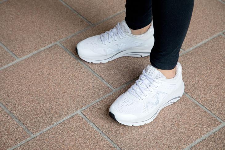 ae MBT نحيف 2000 احذية الجري أبيض 84F6100