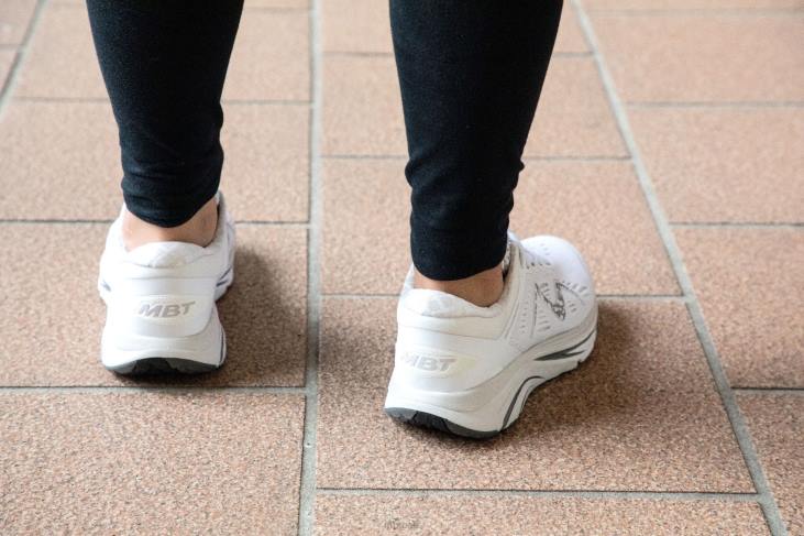 ae MBT نحيف 2000 احذية الجري أبيض 84F6100