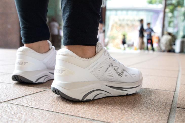 ae MBT نحيف 2000 احذية الجري أبيض 84F6100