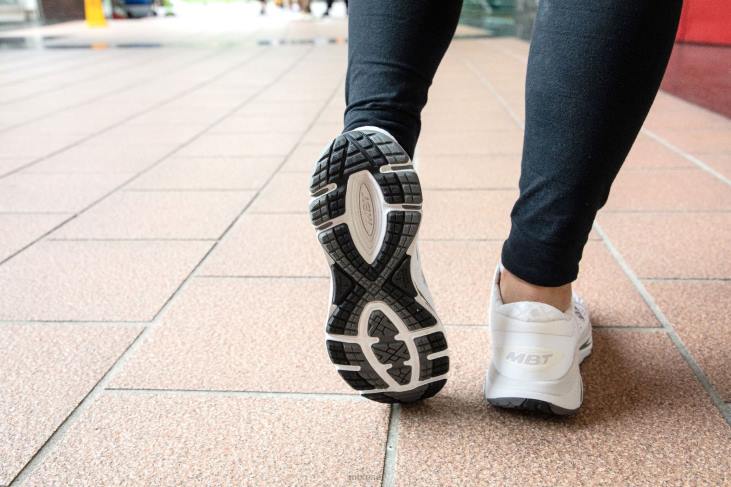 ae MBT نحيف 2000 احذية الجري أبيض 84F6100